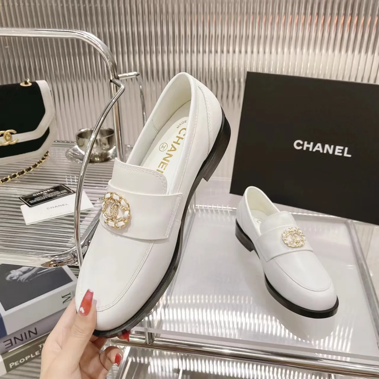 👟👟Ex-factory price 560👟👟Chanel Chanel 22K autumn and winter latest vintage retro double C buckle chain small gold ball loafers Dream Back to Campus series, the same style as the end of the year celebrities, delicate on the feet, invincible and easy to wear, small round toe atmosphere and simplicity, leather upper design, integrated chain with diamond small fragrance logo, very unique.  …………………………………………………… ❶Material: imported first-layer cowhide ➕cow patent leather + sheep leather ❷Lining: sheepskin ❸Feet: sheepskin ❹Outsole: original leather outsole ❺Heel height: 2.5cm ❻Packaging: Original full set of packaging ❼Number: 35-41 (40 41 custom-made, non-returnable) ☀Color: 4 colors